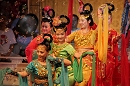 Opera du Sichuan: danseuses multicolores