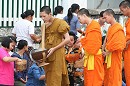 Aumone des moines a Luang Prabang